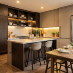 Cuisine moderne ouverte avec façades bois foncé et plan de travail beige épuré