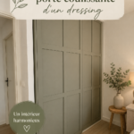 Dressing moderne avec une porte coulissante discrètement camouflée
