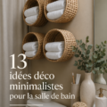 Salle de bain décorée avec des éléments minimalistes et apaisants.