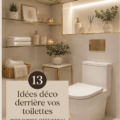 Espace décoré derrière les toilettes avec plantes et objets décoratifs