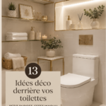 Espace décoré derrière les toilettes avec plantes et objets décoratifs