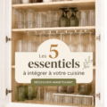 Une cuisine chaleureuse avec des ustensiles et rangements pratiques