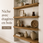 Une belle niche décorée avec des étagères en bois disposées harmonieusement.