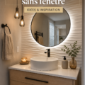 Aménagement d'un petit toilette chaleureux sans fenêtre, avec un éclairage doux et des couleurs claires.