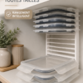 Bocaux bien organisés dans une cuisine lumineuse avec des étagères en bois.