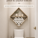 Salle de bain moderne avec un beau rangement pour le papier toilette.