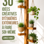 Un rayonnage extérieur DIY en bois avec des plantes et des décorations sur une terrasse ensoleillée.