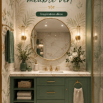 Salle de bain modernisée avec du papier peint élégant et un meuble vert rafraîchissant.