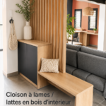 Cloison en lattes de bois décorant un intérieur moderne