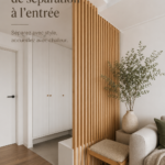 Cloison en bois moderne décorant une entrée