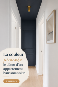 Un salon haussmannien avec touches de couleur vibrantes