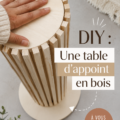 Table d'appoint en bois DIY dans un salon moderne.