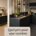 Verrière d'intérieur moderne séparant deux pièces avec lumière naturelle.