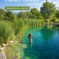 Une belle piscine moderne conçue par Daniel Gómez, entourée de verdure.