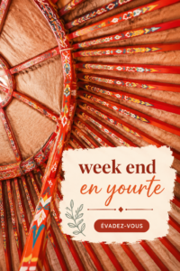 Intérieur chaleureux d'une yourte décorée pour un week-end reposant en pleine nature.