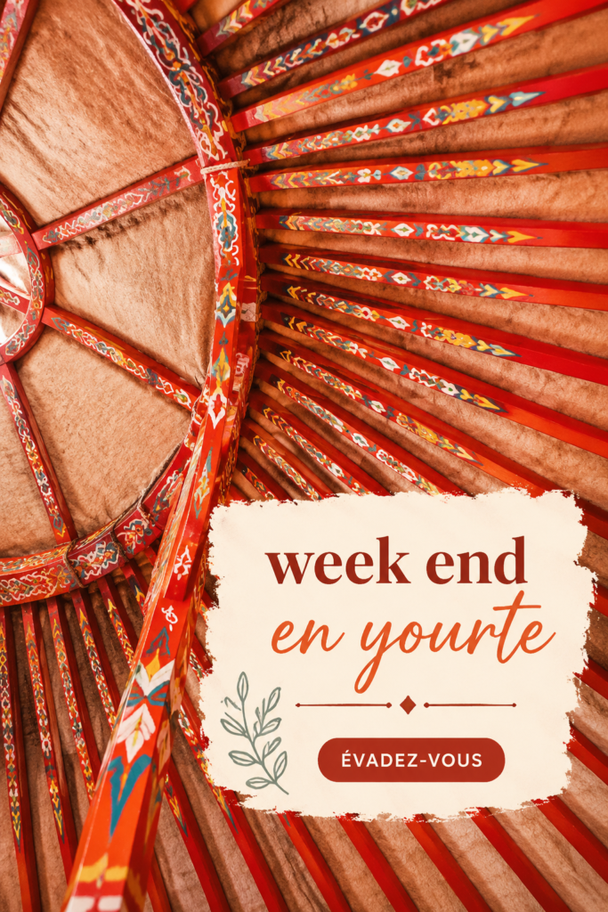 Intérieur chaleureux d'une yourte décorée pour un week-end reposant en pleine nature.